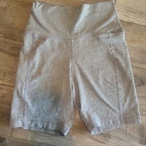 Vuori Light Gray Bike Shorts Womans Size Small  6 Inch